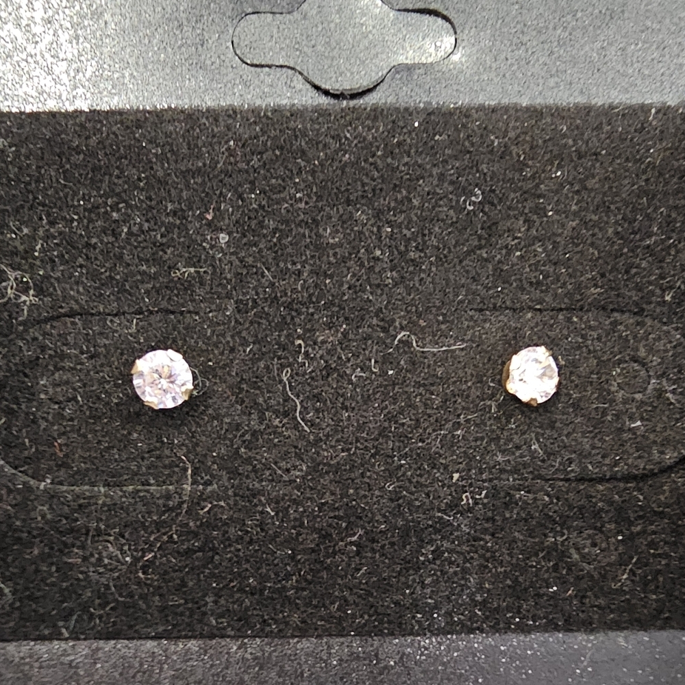 NWT Elegant Gold Stud Earrings - Picture 2 of 5